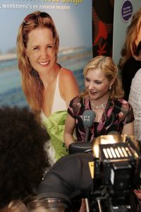 18-05-2007 SHOWBIZZ: SONJA BAKKER HEEFT NU 3 BOEKEN IN DE BOEKEN TOP 10. Sonja Bakker staat deze week nr.1 met haar laatste boek Zomerslank in de boeken top 10 van best verkochte uitgaven van de afgelopen week.Haar boek Bereik je ideale gewicht staat deze week nr.3 en het boek bereik en behoud je ideale gewicht staat deze week nr. 4. Het probleem is nu dat Sonja een concurrent is geworden van haarzelf.De boeken wisselen per week van plaats, het is een boekendans geworden van Sonja haar 3 boeken in de boeken top 10 van Nederland.
foto: Albert den Iseger.