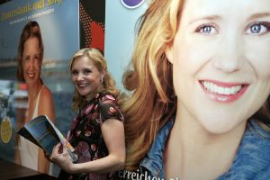 18-05-2007 SHOWBIZZ: SONJA BAKKER HEEFT NU 3 BOEKEN IN DE BOEKEN TOP 10. Sonja Bakker staat deze week nr.1 met haar laatste boek Zomerslank in de boeken top 10 van best verkochte uitgaven van de afgelopen week.Haar boek Bereik je ideale gewicht staat deze week nr.3 en het boek bereik en behoud je ideale gewicht staat deze week nr. 4. Het probleem is nu dat Sonja een concurrent is geworden van haarzelf.De boeken wisselen per week van plaats, het is een boekendans geworden van Sonja haar 3 boeken in de boeken top 10 van Nederland.
foto: Albert den Iseger.