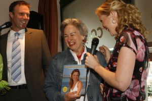 17-05-2007 SHOWBIZZ: SONJA BAKKER HEEFT NU 3 BOEKEN IN DE BOEKEN TOP 10. Sonja Bakker staat deze week nr.1 met haar laatste boek Zomerslank in de boeken top 10 van best verkochte uitgaven van de afgelopen week.Haar boek Bereik je ideale gewicht staat deze week nr.3 en het boek bereik en behoud je ideale gewicht staat deze week nr. 4. Het probleem is nu dat Sonja een concurrent is geworden van haarzelf.De boeken wisselen per week van plaats, het is een boekendans geworden van Sonja haar 3 boeken in de boeken top 10 van Nederland.
foto: Albert den Iseger.