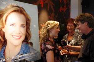17-05-2007 SHOWBIZZ: SONJA BAKKER HEEFT NU 3 BOEKEN IN DE BOEKEN TOP 10. Sonja Bakker staat deze week nr.1 met haar laatste boek Zomerslank in de boeken top 10 van best verkochte uitgaven van de afgelopen week.Haar boek Bereik je ideale gewicht staat deze week nr.3 en het boek bereik en behoud je ideale gewicht staat deze week nr. 4. Het probleem is nu dat Sonja een concurrent is geworden van haarzelf.De boeken wisselen per week van plaats, het is een boekendans geworden van Sonja haar 3 boeken in de boeken top 10 van Nederland.
foto: Albert den Iseger.