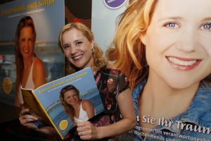 17-05-2007 SHOWBIZZ: SONJA BAKKER HEEFT NU 3 BOEKEN IN DE BOEKEN TOP 10. Sonja Bakker staat deze week nr.1 met haar laatste boek Zomerslank in de boeken top 10 van best verkochte uitgaven van de afgelopen week.Haar boek Bereik je ideale gewicht staat deze week nr.3 en het boek bereik en behoud je ideale gewicht staat deze week nr. 4. Het probleem is nu dat Sonja een concurrent is geworden van haarzelf.De boeken wisselen per week van plaats, het is een boekendans geworden van Sonja haar 3 boeken in de boeken top 10 van Nederland.
foto: Albert den Iseger.