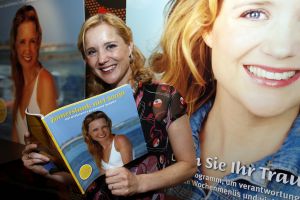 17-05-2007 SHOWBIZZ: SONJA BAKKER HEEFT NU 3 BOEKEN IN DE BOEKEN TOP 10. Sonja Bakker staat deze week nr.1 met haar laatste boek Zomerslank in de boeken top 10 van best verkochte uitgaven van de afgelopen week.Haar boek Bereik je ideale gewicht staat deze week nr.3 en het boek bereik en behoud je ideale gewicht staat deze week nr. 4. Het probleem is nu dat Sonja een concurrent is geworden van haarzelf.De boeken wisselen per week van plaats, het is een boekendans geworden van Sonja haar 3 boeken in de boeken top 10 van Nederland.
foto: Albert den Iseger.