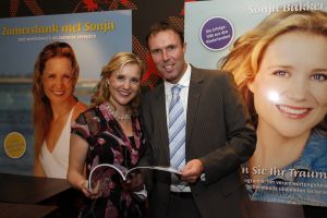 17-05-2007 SHOWBIZZ: SONJA BAKKER HEEFT NU 3 BOEKEN IN DE BOEKEN TOP 10. Sonja Bakker staat deze week nr.1 met haar laatste boek Zomerslank in de boeken top 10 van best verkochte uitgaven van de afgelopen week.Haar boek Bereik je ideale gewicht staat deze week nr.3 en het boek bereik en behoud je ideale gewicht staat deze week nr. 4. Het probleem is nu dat Sonja een concurrent is geworden van haarzelf.De boeken wisselen per week van plaats, het is een boekendans geworden van Sonja haar 3 boeken in de boeken top 10 van Nederland.
foto: Albert den Iseger.