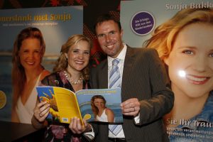 17-05-2007 SHOWBIZZ: SONJA BAKKER HEEFT NU 3 BOEKEN IN DE BOEKEN TOP 10. Sonja Bakker staat deze week nr.1 met haar laatste boek Zomerslank in de boeken top 10 van best verkochte uitgaven van de afgelopen week.Haar boek Bereik je ideale gewicht staat deze week nr.3 en het boek bereik en behoud je ideale gewicht staat deze week nr. 4. Het probleem is nu dat Sonja een concurrent is geworden van haarzelf.De boeken wisselen per week van plaats, het is een boekendans geworden van Sonja haar 3 boeken in de boeken top 10 van Nederland.
foto: Albert den Iseger.