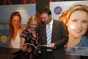 17-05-2007 SHOWBIZZ: SONJA BAKKER HEEFT NU 3 BOEKEN IN DE BOEKEN TOP 10. Sonja Bakker staat deze week nr.1 met haar laatste boek Zomerslank in de boeken top 10 van best verkochte uitgaven van de afgelopen week.Haar boek Bereik je ideale gewicht staat deze week nr.3 en het boek bereik en behoud je ideale gewicht staat deze week nr. 4. Het probleem is nu dat Sonja een concurrent is geworden van haarzelf.De boeken wisselen per week van plaats, het is een boekendans geworden van Sonja haar 3 boeken in de boeken top 10 van Nederland.
foto: Albert den Iseger.