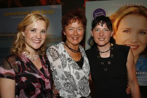 17-05-2007 SHOWBIZZ: SONJA BAKKER HEEFT NU 3 BOEKEN IN DE BOEKEN TOP 10. Sonja Bakker staat deze week nr.1 met haar laatste boek Zomerslank in de boeken top 10 van best verkochte uitgaven van de afgelopen week.Haar boek Bereik je ideale gewicht staat deze week nr.3 en het boek bereik en behoud je ideale gewicht staat deze week nr. 4. Het probleem is nu dat Sonja een concurrent is geworden van haarzelf.De boeken wisselen per week van plaats, het is een boekendans geworden van Sonja haar 3 boeken in de boeken top 10 van Nederland.
foto: Albert den Iseger.