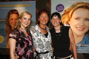 17-05-2007 SHOWBIZZ: SONJA BAKKER HEEFT NU 3 BOEKEN IN DE BOEKEN TOP 10. Sonja Bakker staat deze week nr.1 met haar laatste boek Zomerslank in de boeken top 10 van best verkochte uitgaven van de afgelopen week.Haar boek Bereik je ideale gewicht staat deze week nr.3 en het boek bereik en behoud je ideale gewicht staat deze week nr. 4. Het probleem is nu dat Sonja een concurrent is geworden van haarzelf.De boeken wisselen per week van plaats, het is een boekendans geworden van Sonja haar 3 boeken in de boeken top 10 van Nederland.
foto: Albert den Iseger.