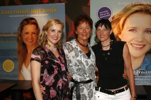 17-05-2007 SHOWBIZZ: SONJA BAKKER HEEFT NU 3 BOEKEN IN DE BOEKEN TOP 10. Sonja Bakker staat deze week nr.1 met haar laatste boek Zomerslank in de boeken top 10 van best verkochte uitgaven van de afgelopen week.Haar boek Bereik je ideale gewicht staat deze week nr.3 en het boek bereik en behoud je ideale gewicht staat deze week nr. 4. Het probleem is nu dat Sonja een concurrent is geworden van haarzelf.De boeken wisselen per week van plaats, het is een boekendans geworden van Sonja haar 3 boeken in de boeken top 10 van Nederland.
foto: Albert den Iseger.