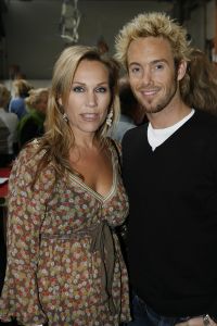 24-05-2007 SHOWBIZZ: MATTHIJS VAN NIEUWKERK HEEFT OOK EIGEN BLAD MET DE NAAM MATTHIJS. De Don Juan van Hilversum is hotter dan hot en daarom vondt Linda de Mol de tijd meer dan rijp om een eigen blad te maken van de omroep playboy Matthijs van Nieuwkerk.Volgens de vele media draagt hij straks ook de Televisierring 2007. Met veel succes presenteerde Matthijs het afgelopen seizoen Vara DE WERELD DRAAIT DOOR een tv programma dat de TELVISIER RING 2007 nauwelijks kan ontgaan.We zullen het waarschijnlijk gaan meemaken.
foto: Albert den Iseger.