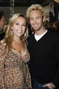 24-05-2007 SHOWBIZZ: MATTHIJS VAN NIEUWKERK HEEFT OOK EIGEN BLAD MET DE NAAM MATTHIJS. De Don Juan van Hilversum is hotter dan hot en daarom vondt Linda de Mol de tijd meer dan rijp om een eigen blad te maken van de omroep playboy Matthijs van Nieuwkerk.Volgens de vele media draagt hij straks ook de Televisierring 2007. Met veel succes presenteerde Matthijs het afgelopen seizoen Vara DE WERELD DRAAIT DOOR een tv programma dat de TELVISIER RING 2007 nauwelijks kan ontgaan.We zullen het waarschijnlijk gaan meemaken.
foto: Albert den Iseger.