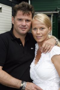 26-05-2007 SHOWBIZZ; WOLTER EN TESSA ZIJN KLAAR MET HUN VOORBEREIDINGEN OP HUN HUWELIJK. Vrijdag 1 juni trouwen Tessa en Wolter, meer dan 300 gasten zijn uitgenodigd,de voorbereidingen zijn afgerond,de ceremonie meester slaapt al 3 weken niet en de plaatselijke bakker is al druk doende met een meters hoge bruidstaart.Wij zijn erbij en houden u op de hoogte.
Foto: Albert den Iseger.