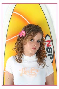 05-05-2008 SHOWBIZZ; HAARLEMSE AKADEMIE LAAT GROTE RECLAME NAMEN ROLLEN IN VISAGIE LES. De opdracht van de Visagie docenten luidde: Een reclame opdracht voor een cover van een glossy magazine. De cursisten zochten het vooral in de grote namen: Angel Age- Kylie Minoque-Chick on a mission-Chanel-VT-MKN Design-Apple en diverse andere grote reclame merken. De foto-s spreken voor zich. Nu nog de examen opdracht op 31 Mei en dan is voor iedereen te hopen dat ze geslaagd zijn. 
foto: Albert den Iseger.