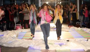 17-03-2008 SHOWBIZZ; DANI BLESS TOVERDE MET VELE KLEUREN OP MODESHOW IN EXPO AMSTERDAM. Dani Bless de styliste van vele bekende Nederlanders toverde met vele kleuren en creaties op haar voorjaarsmodeshow in Expo Amsterdam. Meer dan 50 jonge modellen showde een keur van bekende ontwerpers en niet alleen kleding maar ook bijzondere schoenen, tassen,shawls en sieraden. Het was weer een kleurig modefeestje en vele klanten van Dani waren ook aanwezig oa. Silvie Meis, Daniel Overgaag, Leontine Borsato, Nikki Plessen, Estelle Gullit en Jan en Monique des Bouvrie en vele anderen. 
foto: Albert den Iseger.