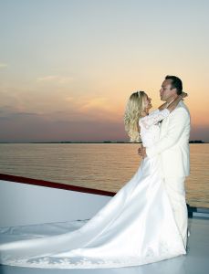 13-05-2008 SHOWBIZZ; BELEEF HET HUWELIJK VAN FRANS EN MARISK OPNIEUW IN WEEKBLAD PRIVE.  Zie de foto-s die wij maakten van de mooiste dag uit het leven van Frans en Marisk in een extra dikke Prive die woensdag weer voor u klaar ligt in de winkels. Wij volgden Frans en Marisk vanaf het opstaan tot en met dat Frans zijn Marisk diep in de nacht zijn vrouw over de drempel droeg.
foto: Albert den Iseger.