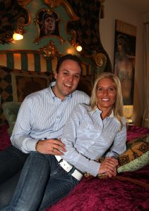 02-05-2008 SHOWBIZZ; FRANS EN MARISKA BAUER POSEERDEN VOOR SCHILDERIJ. Frans de Kok heeft tientallen foto-s gemaakt van Frans en Mariska Bauer voor een wel heel bijzondere opdracht. Hij gaat een schilderij maken van Frans en Mariska in opdracht van weekblad Prive. Als alles meezit zal het schilderij op de huwelijksdag zelf door het huwelijkspaar worden onthuld. Dus op 9 Mei zien Frans en Mariska het resultaat. Nadat Frans  het boek Vrouwen van Frans de Kok had bekeken had Frans er alle vertrouwen in en zei hij; ik kan bijna niet wachten op het eindresultaat. Ik ga  wel af en toe even naar Frans de Kok toe om te kijken. Waarop Frans de Kok zei; Je zal toch echt geduld moeten hebben want het word toch echt 9 Mei voordat jij het schilderij mag zien.
foto: Albert den Iseger.