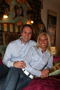 02-05-2008 SHOWBIZZ; FRANS EN MARISKA BAUER POSEERDEN VOOR SCHILDERIJ. Frans de Kok heeft tientallen foto-s gemaakt van Frans en Mariska Bauer voor een wel heel bijzondere opdracht. Hij gaat een schilderij maken van Frans en Mariska in opdracht van weekblad Prive. Als alles meezit zal het schilderij op de huwelijksdag zelf door het huwelijkspaar worden onthuld. Dus op 9 Mei zien Frans en Mariska het resultaat. Nadat Frans  het boek Vrouwen van Frans de Kok had bekeken had Frans er alle vertrouwen in en zei hij; ik kan bijna niet wachten op het eindresultaat. Ik ga  wel af en toe even naar Frans de Kok toe om te kijken. Waarop Frans de Kok zei; Je zal toch echt geduld moeten hebben want het word toch echt 9 Mei voordat jij het schilderij mag zien.
foto: Albert den Iseger.