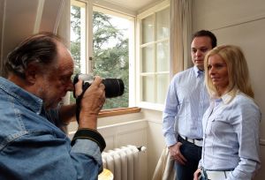 02-05-2008 SHOWBIZZ; FRANS EN MARISKA BAUER POSEERDEN VOOR SCHILDERIJ. Frans de Kok heeft tientallen foto-s gemaakt van Frans en Mariska Bauer voor een wel heel bijzondere opdracht. Hij gaat een schilderij maken van Frans en Mariska in opdracht van weekblad Prive. Als alles meezit zal het schilderij op de huwelijksdag zelf door het huwelijkspaar worden onthuld. Dus op 9 Mei zien Frans en Mariska het resultaat. Nadat Frans  het boek Vrouwen van Frans de Kok had bekeken had Frans er alle vertrouwen in en zei hij; ik kan bijna niet wachten op het eindresultaat. Ik ga  wel af en toe even naar Frans de Kok toe om te kijken. Waarop Frans de Kok zei; Je zal toch echt geduld moeten hebben want het word toch echt 9 Mei voordat jij het schilderij mag zien.
foto: Albert den Iseger.