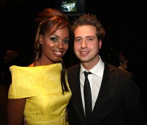 01-05-2008 SHOWBIZZ; HET HUWELIJK VAN JASMINE SENDAR EN RUTGER FAHRNER IS OVER EN UIT. De ONM-ster en haar sportschoolhouder waren bijna drie jaar getrouwd en hebben een zoontje van 2 Sol Kyan. Een maand geleden nog waren zij beiden nog bij de modeshow van Monique Collignon in Amsterdam. Toen leek alles nog dik in orde tussen deze twee en poseerden zij nog voor de aanwezige fotografen. De 30 jarige Jasmine vertelde dat het echt over en uit is en dat de liefdes kaars echt is gedoofd. Ook haar manager bevestigde dat het over is tussen hun.
foto: Albert den Iseger.