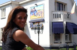 17-05-2008 SHOWBIZZ; LEONTIEN VAN MOORSEL-ZIJLAARD WORD HET GEZICHT VAN SCHOONHEIDSSALON DORIEN. Leontien blijft de gemoederen bezig houden maar nu op het gebied van schoonheid.Ze heeft haar naam verbonden aan een schoonheidssalon uit 
Druten. Schoonheidsspecialiste Dorien Schonenberg gaat vanaf volgende week haar kennis delen met de lezers van weekblad Prive. Heeft u een huidprobleem vraag het aan Dorien via uw weekblad Prive.
foto: Albert den Iseger.