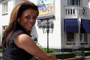 17-05-2008 SHOWBIZZ; LEONTIEN VAN MOORSEL-ZIJLAARD WORD HET GEZICHT VAN SCHOONHEIDSSALON DORIEN. Leontien blijft de gemoederen bezig houden maar nu op het gebied van schoonheid.Ze heeft haar naam verbonden aan een schoonheidssalon uit 
Druten. Schoonheidsspecialiste Dorien Schonenberg gaat vanaf volgende week haar kennis delen met de lezers van weekblad Prive. Heeft u een huidprobleem vraag het aan Dorien via uw weekblad Prive.
foto: Albert den Iseger.