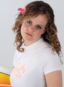 05-05-2008 SHOWBIZZ; HAARLEMSE AKADEMIE LAAT GROTE RECLAME NAMEN ROLLEN IN VISAGIE LES. De opdracht van de Visagie docenten luidde: Een reclame opdracht voor een cover van een glossy magazine. De cursisten zochten het vooral in de grote namen: Angel Age- Kylie Minoque-Chick on a mission-Chanel-VT-MKN Design-Apple en diverse andere grote reclame merken. De foto-s spreken voor zich. Nu nog de examen opdracht op 31 Mei en dan is voor iedereen te hopen dat ze geslaagd zijn.
foto: Albert den Iseger.
