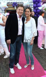 05-05-2009 SHOWBIZZ; GERARD JOLING WERD 49 JAAR EN VIERDE DAT MET VRIENDEN AAN DE AMSTEL. Het Restaurant het Kleine Kalfje was ineens gegroeid naar een grote roze en lila feest theater. Duizenden balonnen sierden de horeca lokarie aan de Amstel. Veel vrienden en vriendinnen waren op komen draven naar het feest van de bezige Gerard. Hij was weer de op en top gastheer en ontving iedereen persoonlijk met meer dan een gulle lach. Onder de vele gasten bevond zich ook Gerards nwe vriend. Het is nog zo pril deze nieuwe vriend dus even niet in de spotlights maar ik hoop wel dat het tussen ons wat word. We zullen zien of Gerard inderdaad over een jaar wanneer hij 50 word dit mag vieren samen met een vaste relatie.
Foto: Albert den Iseger.