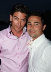 05-05-2009 SHOWBIZZ; GERARD JOLING WERD 49 JAAR EN VIERDE DAT MET VRIENDEN AAN DE AMSTEL. Het Restaurant het Kleine Kalfje was ineens gegroeid naar een grote roze en lila feest theater. Duizenden balonnen sierden de horeca lokarie aan de Amstel. Veel vrienden en vriendinnen waren op komen draven naar het feest van de bezige Gerard. Hij was weer de op en top gastheer en ontving iedereen persoonlijk met meer dan een gulle lach. Onder de vele gasten bevond zich ook Gerards nwe vriend. Het is nog zo pril deze nieuwe vriend dus even niet in de spotlights maar ik hoop wel dat het tussen ons wat word. We zullen zien of Gerard inderdaad over een jaar wanneer hij 50 word dit mag vieren samen met een vaste relatie.
Foto: Albert den Iseger.