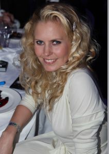 21-05-2009 SHOWBIZZ; COIFFURE AWARD 2009 EEN GALA EVENT IN DE AMSTERDAMSE RAI ELICIUM.
Een pracht van een evenement dat georganiseerd wederom door het Vakmagazine Coiffure en Schwarzkopf Proffessional. Vele bekende waren weer komen opdraven om waarschijnlijk de goed gevulde goodybag op het eind van de avond  weer mee naar huis toe te nemen. Gerard Joling ronde de avond af met spetterend optreden en vele kappers en kapsters gingen beladen met Awards na deze spannende avond richting huis.
foto: Albert den Iseger