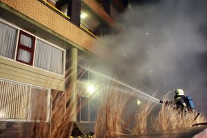 06-05-2009 NIEUWS: GROTE BRAND VERWOEST APPARTEMENTEN IN EGMOND AAN ZEE. Een felle uitslaande brand verwoeste diverse appartementen in de Kennedyflat aan de boulevard in Egmond aan zee. De brandweer werd gehinderd door de harde wind en de felle rookontwikkeling die plaatst vond.
Foto: Albert den Iseger