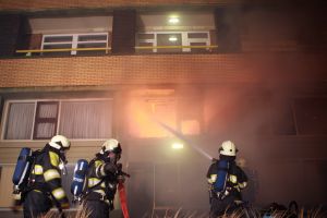 06-05-2009 NIEUWS: GROTE BRAND VERWOEST APPARTEMENTEN IN EGMOND AAN ZEE. Een felle uitslaande brand verwoeste diverse appartementen in de Kennedyflat aan de boulevard in Egmond aan zee. De brandweer werd gehinderd door de harde wind en de felle rookontwikkeling die plaatst vond.
Foto: Albert den Iseger