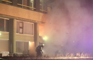 06-05-2009 NIEUWS: GROTE BRAND VERWOEST APPARTEMENTEN IN EGMOND AAN ZEE. Een felle uitslaande brand verwoeste diverse appartementen in de Kennedyflat aan de boulevard in Egmond aan zee. De brandweer werd gehinderd door de harde wind en de felle rookontwikkeling die plaatst vond.
Foto: Albert den Iseger