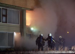 06-05-2009 NIEUWS: GROTE BRAND VERWOEST APPARTEMENTEN IN EGMOND AAN ZEE. Een felle uitslaande brand verwoeste diverse appartementen in de Kennedyflat aan de boulevard in Egmond aan zee. De brandweer werd gehinderd door de harde wind en de felle rookontwikkeling die plaatst vond.
Foto: Albert den Iseger