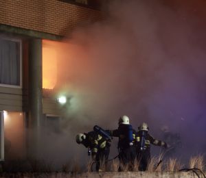 06-05-2009 NIEUWS: GROTE BRAND VERWOEST APPARTEMENTEN IN EGMOND AAN ZEE. Een felle uitslaande brand verwoeste diverse appartementen in de Kennedyflat aan de boulevard in Egmond aan zee. De brandweer werd gehinderd door de harde wind en de felle rookontwikkeling die plaatst vond.
Foto: Albert den Iseger