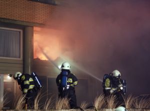 06-05-2009 NIEUWS: GROTE BRAND VERWOEST APPARTEMENTEN IN EGMOND AAN ZEE. Een felle uitslaande brand verwoeste diverse appartementen in de Kennedyflat aan de boulevard in Egmond aan zee. De brandweer werd gehinderd door de harde wind en de felle rookontwikkeling die plaatst vond.
Foto: Albert den Iseger