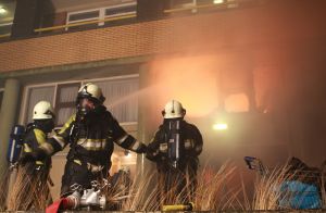 06-05-2009 NIEUWS: GROTE BRAND VERWOEST APPARTEMENTEN IN EGMOND AAN ZEE. Een felle uitslaande brand verwoeste diverse appartementen in de Kennedyflat aan de boulevard in Egmond aan zee. De brandweer werd gehinderd door de harde wind en de felle rookontwikkeling die plaatst vond.
Foto: Albert den Iseger