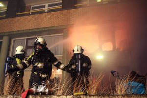 06-05-2009 NIEUWS: GROTE BRAND VERWOEST APPARTEMENTEN IN EGMOND AAN ZEE. Een felle uitslaande brand verwoeste diverse appartementen in de Kennedyflat aan de boulevard in Egmond aan zee. De brandweer werd gehinderd door de harde wind en de felle rookontwikkeling die plaatst vond.
Foto: Albert den Iseger