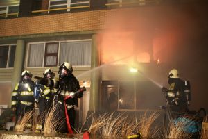 06-05-2009 NIEUWS: GROTE BRAND VERWOEST APPARTEMENTEN IN EGMOND AAN ZEE. Een felle uitslaande brand verwoeste diverse appartementen in de Kennedyflat aan de boulevard in Egmond aan zee. De brandweer werd gehinderd door de harde wind en de felle rookontwikkeling die plaatst vond.
Foto: Albert den Iseger