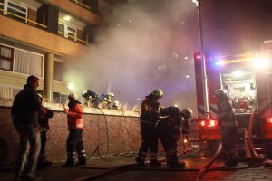 06-05-2009 NIEUWS: GROTE BRAND VERWOEST APPARTEMENTEN IN EGMOND AAN ZEE. Een felle uitslaande brand verwoeste diverse appartementen in de Kennedyflat aan de boulevard in Egmond aan zee. De brandweer werd gehinderd door de harde wind en de felle rookontwikkeling die plaatst vond.
Foto: Albert den Iseger