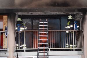 06-05-2009 NIEUWS: GROTE BRAND VERWOEST APPARTEMENTEN IN EGMOND AAN ZEE. Een felle uitslaande brand verwoeste diverse appartementen in de Kennedyflat aan de boulevard in Egmond aan zee. De brandweer werd gehinderd door de harde wind en de felle rookontwikkeling die plaatst vond.
Foto: Albert den Iseger