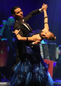 11-05-2009 SHOWBIZZ; DANNY MALANDO ORKEST VIERDE MOEDERDAG MET VELE NOORD HOLLANDERS IN DE VEST. Gisteren was het moederdag een feestdag voor vele moeders die uitgenodigd waren door hun kinderen om te gaan genieten van het moedersdagconcert wat Danny Malando en zijn orkest gaven in theater de Vest te Alkmaar. Op uitnodiging van Danny Malando om te gaan dansen op het podium werd door velen mensen uit de zaal aangegrepen om hun danskunsten te vertonen. De Tango, Foxtrot en diverse andere dansjes kwamen voorbij onder het geweldige applaus van het Alkmaarse publiek. Na de pauze overhandigde Danny aan zijn moeder de nieuwste CD-DVD van Danny Malando orkest dit als goed makertje omdat hij vergeten was zijn moeder s-morgens te verrassen met een ontbijtje. Het was een gezellig en pracht van een concert, vele moeders gingen na afloop meer dan tevreden naar huis met onder hun armen de nieuwste dvd en cd van Danny Malando.
foto: Albert den Iseger.