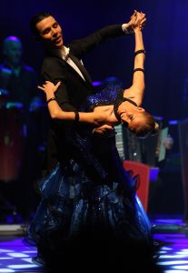 11-05-2009 SHOWBIZZ; DANNY MALANDO ORKEST VIERDE MOEDERDAG MET VELE NOORD HOLLANDERS IN DE VEST. Gisteren was het moederdag een feestdag voor vele moeders die uitgenodigd waren door hun kinderen om te gaan genieten van het moedersdagconcert wat Danny Malando en zijn orkest gaven in theater de Vest te Alkmaar. Op uitnodiging van Danny Malando om te gaan dansen op het podium werd door velen mensen uit de zaal aangegrepen om hun danskunsten te vertonen. De Tango, Foxtrot en diverse andere dansjes kwamen voorbij onder het geweldige applaus van het Alkmaarse publiek. Na de pauze overhandigde Danny aan zijn moeder de nieuwste CD-DVD van Danny Malando orkest dit als goed makertje omdat hij vergeten was zijn moeder s-morgens te verrassen met een ontbijtje. Het was een gezellig en pracht van een concert, vele moeders gingen na afloop meer dan tevreden naar huis met onder hun armen de nieuwste dvd en cd van Danny Malando.
foto: Albert den Iseger.