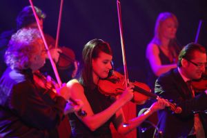 11-05-2009 SHOWBIZZ; DANNY MALANDO ORKEST VIERDE MOEDERDAG MET VELE NOORD HOLLANDERS IN DE VEST. Gisteren was het moederdag een feestdag voor vele moeders die uitgenodigd waren door hun kinderen om te gaan genieten van het moedersdagconcert wat Danny Malando en zijn orkest gaven in theater de Vest te Alkmaar. Op uitnodiging van Danny Malando om te gaan dansen op het podium werd door velen mensen uit de zaal aangegrepen om hun danskunsten te vertonen. De Tango, Foxtrot en diverse andere dansjes kwamen voorbij onder het geweldige applaus van het Alkmaarse publiek. Na de pauze overhandigde Danny aan zijn moeder de nieuwste CD-DVD van Danny Malando orkest dit als goed makertje omdat hij vergeten was zijn moeder s-morgens te verrassen met een ontbijtje. Het was een gezellig en pracht van een concert, vele moeders gingen na afloop meer dan tevreden naar huis met onder hun ar11-05-2009 SHOWBIZZ; DANNY MALANDO ORKEST VIERDE MOEDERDAG MET VELE NOORD HOLLANDERS IN DE VEST. Gisteren was het moederdag een feestdag voor vele moeders die uitgenodigd waren door hun kinderen om te gaan genieten van het moedersdagconcert wat Danny Malando en zijn orkest gaven in theater de Vest te Alkmaar. Op uitnodiging van Danny Malando om te gaan dansen op het podium werd door velen mensen uit de zaal aangegrepen om hun danskunsten te vertonen. De Tango, Foxtrot en diverse andere dansjes kwamen voorbij onder het geweldige applaus van het Alkmaarse publiek. Na de pauze overhandigde Danny aan zijn moeder de nieuwste CD-DVD van Danny Malando orkest dit als goed makertje omdat hij vergeten was zijn moeder s-morgens te verrassen met een ontbijtje. Het was een gezellig en pracht van een concert, vele moeders gingen na afloop meer dan tevreden naar huis met onder hun armen de nieuwste dvd en cd van Danny Malando.
foto: Albert den Iseger.o: Albert den Iseger.