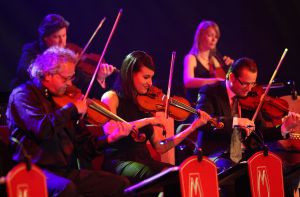 11-05-2009 SHOWBIZZ; DANNY MALANDO ORKEST VIERDE MOEDERDAG MET VELE NOORD HOLLANDERS IN DE VEST. Gisteren was het moederdag een feestdag voor vele moeders die uitgenodigd waren door hun kinderen om te gaan genieten van het moedersdagconcert wat Danny Malando en zijn orkest gaven in theater de Vest te Alkmaar. Op uitnodiging van Danny Malando om te gaan dansen op het podium werd door velen mensen uit de zaal aangegrepen om hun danskunsten te vertonen. De Tango, Foxtrot en diverse andere dansjes kwamen voorbij onder het geweldige applaus van het Alkmaarse publiek. Na de pauze overhandigde Danny aan zijn moeder de nieuwste CD-DVD van Danny Malando orkest dit als goed makertje omdat hij vergeten was zijn moeder s-morgens te verrassen met een ontbijtje. Het was een gezellig en pracht van een concert, vele moeders gingen na afloop meer dan tevreden naar huis met onder hun armen de nieuwste dvd en cd van Danny Malando.
foto: Albert den Iseger.