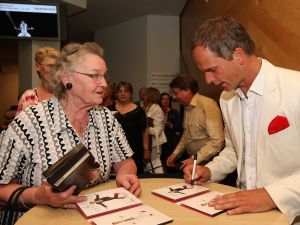 11-05-2009 SHOWBIZZ; DANNY MALANDO ORKEST VIERDE MOEDERDAG MET VELE NOORD HOLLANDERS IN DE VEST. Gisteren was het moederdag een feestdag voor vele moeders die uitgenodigd waren door hun kinderen om te gaan genieten van het moedersdagconcert wat Danny Malando en zijn orkest gaven in theater de Vest te Alkmaar. Op uitnodiging van Danny Malando om te gaan dansen op het podium werd door velen mensen uit de zaal aangegrepen om hun danskunsten te vertonen. De Tango, Foxtrot en diverse andere dansjes kwamen voorbij onder het geweldige applaus van het Alkmaarse publiek. Na de pauze overhandigde Danny aan zijn moeder de nieuwste CD-DVD van Danny Malando orkest dit als goed makertje omdat hij vergeten was zijn moeder s-morgens te verrassen met een ontbijtje. Het was een gezellig en pracht van een concert, vele moeders gingen na afloop meer dan tevreden naar huis met onder hun armen de nieuwste dvd en cd van Danny Malando.
foto: Albert den Iseger.