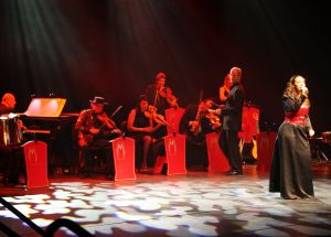 11-05-2009 SHOWBIZZ; DANNY MALANDO ORKEST VIERDE MOEDERDAG MET VELE NOORD HOLLANDERS IN DE VEST. Gisteren was het moederdag een feestdag voor vele moeders die uitgenodigd waren door hun kinderen om te gaan genieten van het moedersdagconcert wat Danny Malando en zijn orkest gaven in theater de Vest te Alkmaar. Op uitnodiging van Danny Malando om te gaan dansen op het podium werd door velen mensen uit de zaal aangegrepen om hun danskunsten te vertonen. De Tango, Foxtrot en diverse andere dansjes kwamen voorbij onder het geweldige applaus van het Alkmaarse publiek. Na de pauze overhandigde Danny aan zijn moeder de nieuwste CD-DVD van Danny Malando orkest dit als goed makertje omdat hij vergeten was zijn moeder s-morgens te verrassen met een ontbijtje. Het was een gezellig en pracht van een concert, vele moeders gingen na afloop meer dan tevreden naar huis met onder hun armen de nieuwste dvd en cd van Danny Malando.
foto: Albert den Iseger.