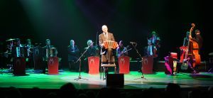 11-05-2009 SHOWBIZZ; DANNY MALANDO ORKEST VIERDE MOEDERDAG MET VELE NOORD HOLLANDERS IN DE VEST. Gisteren was het moederdag een feestdag voor vele moeders die uitgenodigd waren door hun kinderen om te gaan genieten van het moedersdagconcert wat Danny Malando en zijn orkest gaven in theater de Vest te Alkmaar. Op uitnodiging van Danny Malando om te gaan dansen op het podium werd door velen mensen uit de zaal aangegrepen om hun danskunsten te vertonen. De Tango, Foxtrot en diverse andere dansjes kwamen voorbij onder het geweldige applaus van het Alkmaarse publiek. Na de pauze overhandigde Danny aan zijn moeder de nieuwste CD-DVD van Danny Malando orkest dit als goed makertje omdat hij vergeten was zijn moeder s-morgens te verrassen met een ontbijtje. Het was een gezellig en pracht van een concert, vele moeders gingen na afloop meer dan tevreden naar huis met onder hun armen de nieuwste dvd en cd van Danny Malando.
foto: Albert den Iseger.