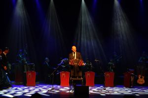 11-05-2009 SHOWBIZZ; DANNY MALANDO ORKEST VIERDE MOEDERDAG MET VELE NOORD HOLLANDERS IN DE VEST. Gisteren was het moederdag een feestdag voor vele moeders die uitgenodigd waren door hun kinderen om te gaan genieten van het moedersdagconcert wat Danny Malando en zijn orkest gaven in theater de Vest te Alkmaar. Op uitnodiging van Danny Malando om te gaan dansen op het podium werd door velen mensen uit de zaal aangegrepen om hun danskunsten te vertonen. De Tango, Foxtrot en diverse andere dansjes kwamen voorbij onder het geweldige applaus van het Alkmaarse publiek. Na de pauze overhandigde Danny aan zijn moeder de nieuwste CD-DVD van Danny Malando orkest dit als goed makertje omdat hij vergeten was zijn moeder s-morgens te verrassen met een ontbijtje. Het was een gezellig en pracht van een concert, vele moeders gingen na afloop meer dan tevreden naar huis met onder hun armen de nieuwste dvd en cd van Danny Malando.
foto: Albert den Iseger.