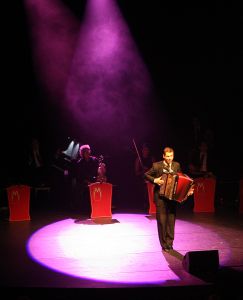 11-05-2009 SHOWBIZZ; DANNY MALANDO ORKEST VIERDE MOEDERDAG MET VELE NOORD HOLLANDERS IN DE VEST. Gisteren was het moederdag een feestdag voor vele moeders die uitgenodigd waren door hun kinderen om te gaan genieten van het moedersdagconcert wat Danny Malando en zijn orkest gaven in theater de Vest te Alkmaar. Op uitnodiging van Danny Malando om te gaan dansen op het podium werd door velen mensen uit de zaal aangegrepen om hun danskunsten te vertonen. De Tango, Foxtrot en diverse andere dansjes kwamen voorbij onder het geweldige applaus van het Alkmaarse publiek. Na de pauze overhandigde Danny aan zijn moeder de nieuwste CD-DVD van Danny Malando orkest dit als goed makertje omdat hij vergeten was zijn moeder s-morgens te verrassen met een ontbijtje. Het was een gezellig en pracht van een concert, vele moeders gingen na afloop meer dan tevreden naar huis met onder hun armen de nieuwste dvd en cd van Danny Malando.
foto: Albert den Iseger.