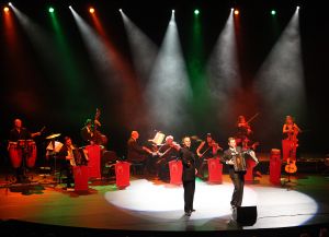 11-05-2009 SHOWBIZZ; DANNY MALANDO ORKEST VIERDE MOEDERDAG MET VELE NOORD HOLLANDERS IN DE VEST. Gisteren was het moederdag een feestdag voor vele moeders die uitgenodigd waren door hun kinderen om te gaan genieten van het moedersdagconcert wat Danny Malando en zijn orkest gaven in theater de Vest te Alkmaar. Op uitnodiging van Danny Malando om te gaan dansen op het podium werd door velen mensen uit de zaal aangegrepen om hun danskunsten te vertonen. De Tango, Foxtrot en diverse andere dansjes kwamen voorbij onder het geweldige applaus van het Alkmaarse publiek. Na de pauze overhandigde Danny aan zijn moeder de nieuwste CD-DVD van Danny Malando orkest dit als goed makertje omdat hij vergeten was zijn moeder s-morgens te verrassen met een ontbijtje. Het was een gezellig en pracht van een concert, vele moeders gingen na afloop meer dan tevreden naar huis met onder hun armen de nieuwste dvd en cd van Danny Malando.
foto: Albert den Iseger.