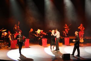 11-05-2009 SHOWBIZZ; DANNY MALANDO ORKEST VIERDE MOEDERDAG MET VELE NOORD HOLLANDERS IN DE VEST. Gisteren was het moederdag een feestdag voor vele moeders die uitgenodigd waren door hun kinderen om te gaan genieten van het moedersdagconcert wat Danny Malando en zijn orkest gaven in theater de Vest te Alkmaar. Op uitnodiging van Danny Malando om te gaan dansen op het podium werd door velen mensen uit de zaal aangegrepen om hun danskunsten te vertonen. De Tango, Foxtrot en diverse andere dansjes kwamen voorbij onder het geweldige applaus van het Alkmaarse publiek. Na de pauze overhandigde Danny aan zijn moeder de nieuwste CD-DVD van Danny Malando orkest dit als goed makertje omdat hij vergeten was zijn moeder s-morgens te verrassen met een ontbijtje. Het was een gezellig en pracht van een concert, vele moeders gingen na afloop meer dan tevreden naar huis met onder hun armen de nieuwste dvd en cd van Danny Malando.
foto: Albert den Iseger.